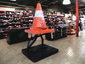 La sculpture Construction Cone est faite de résine et de fibre de verre