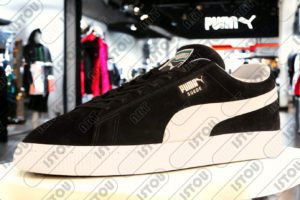 Pièce décorative de baskets Puma, fabriquée en résine et fibre de verre et renforcée par une structure en fer antirouille.