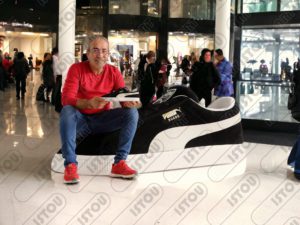 Pièce décorative de baskets Puma, fabriquée en résine et fibre de verre et renforcée par une structure en fer antirouille.