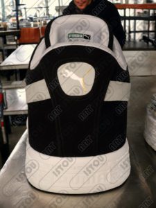 Pièce décorative de baskets Puma, fabriquée en résine et fibre de verre et renforcée par une structure en fer antirouille.