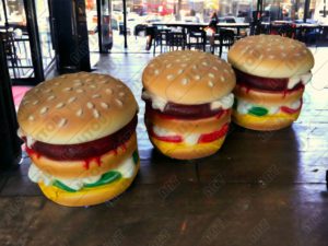 Sculpture de Hamburger, piece artistique décoratif et publicitaire pour un restaurant fast-food, réalisée en résine et fibre véritable avec une structure métallique.