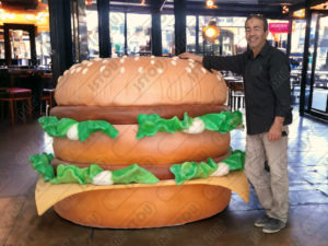 Un sandwich hamburger taille humaine est une pièce de décoration et de publicité pour un fast-food, réalisée en résine et fibre de verre