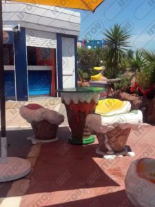 Table avec chaises en forme de glace. Une pièce décorative et publicitaire pour un espace familial, réalisée en résine et fibre de verre