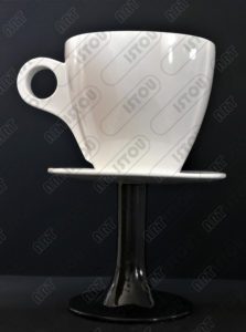 Une table haute en forme de tasse à café pour vous donner une sensation d'intégration au milieu. Fabriquée en résine, fibre de verre et peinture acrylique.