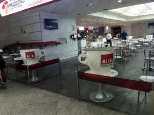 Une table haute en forme de tasse à café pour vous donner une sensation d'intégration au milieu. Fabriquée en résine, fibre de verre et peinture acrylique.