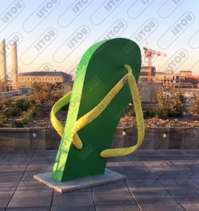 Une sculpture décorative et publicitaire en forme de tongs , réalisée en résine et fibre de verre