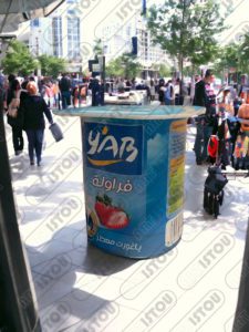 Grande figurine de yaourt réalisée en résine et fibre de verre et renforcée par une structure métallique