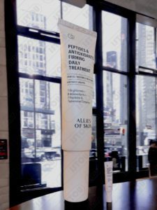 objet plv Propose un produit de soin sculpté et fait de résine et de fibre de verre