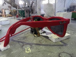 Pièce décorative et publicitaire pour lunettes de soleil Ray-Ban en résine et fibre de verre et renforcée avec une construction en fer antirouille.