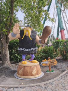 Une mascotte Odin mise en scène dans le Parc Astérix, offrant une représentation originale et immersive.