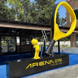 Mascotte de padel, symbole ludique et dynamique pour représenter l’esprit du sport.