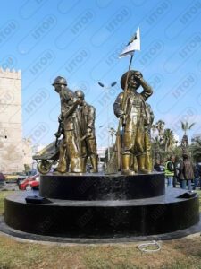 Monument dédié aux nettoyeurs au rond-point, un hommage à leur travail essentiel et à leur engagement quotidien.