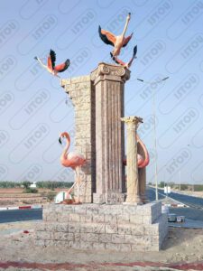 Rond-point Colom Cartaginois décoré d’un flamant rose, symbole d’élégance et de nature.