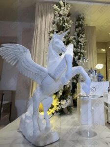 Sculpture d’un cheval ailé majestueux, symbole de force et de liberté.