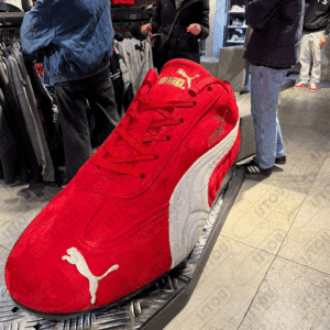 Factice d’un basket Puma rouge, pièce décorative sportive et moderne.