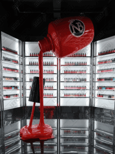 Flacon de vernis à ongles avec son liquide coloré.