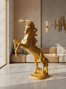 Sculpture d’un cheval d’or brillant, symbole de richesse et d’élégance