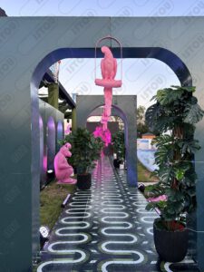 Sculpture de perroquet rose, décoration exotique élégante et colorée.