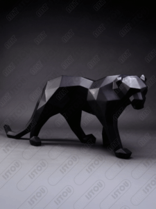 Sculpture décorative représentant une panthère en style origami, au design géométrique moderne.