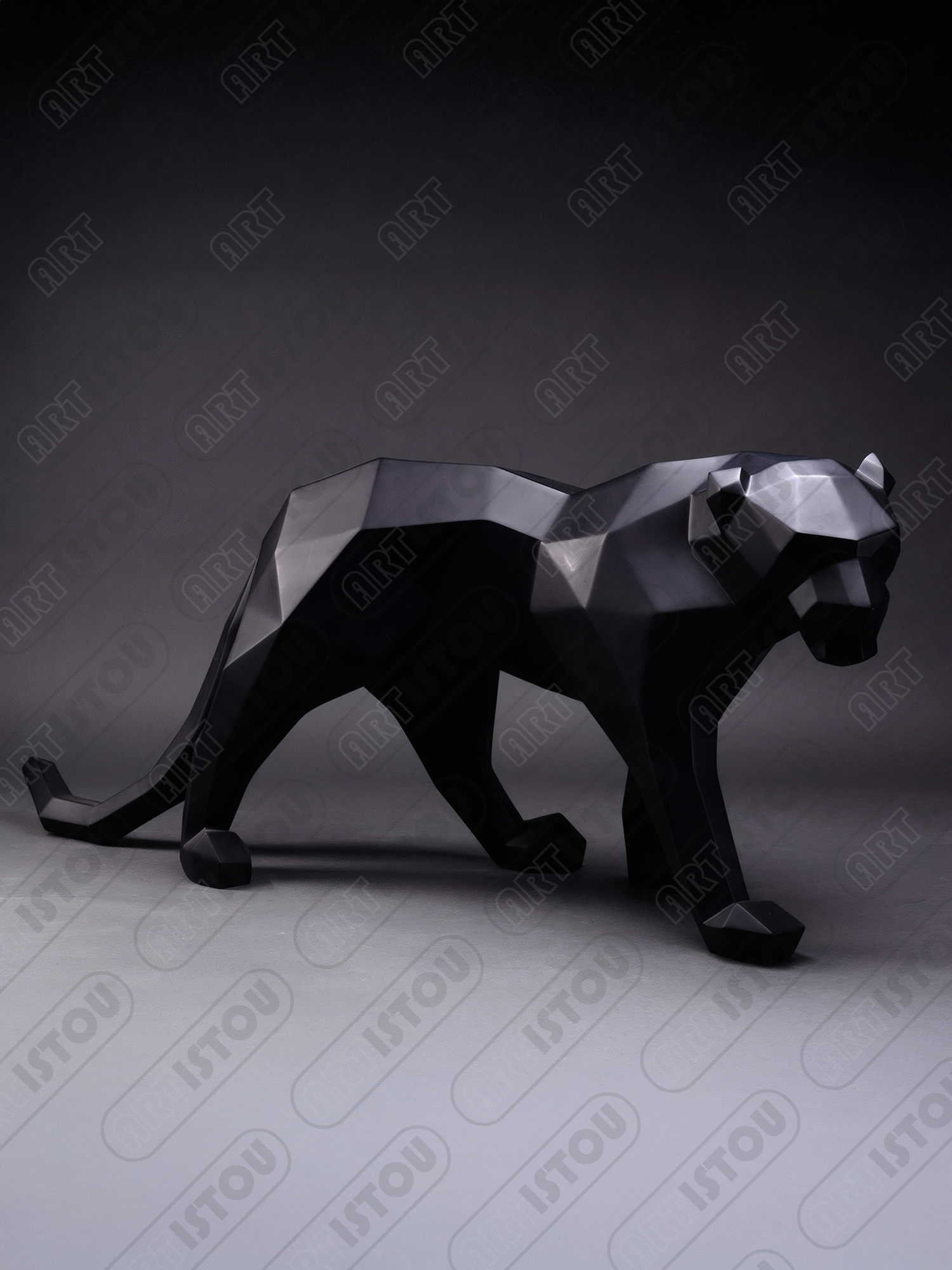 Sculpture décorative représentant une panthère en style origami, au design géométrique moderne.