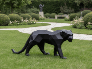 Sculpture décorative représentant une panthère en style origami, au design géométrique moderne.