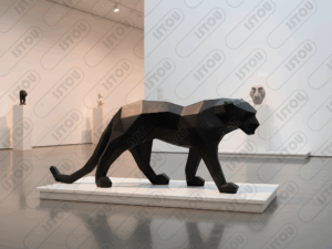 Sculpture décorative représentant une panthère en style origami, au design géométrique moderne.