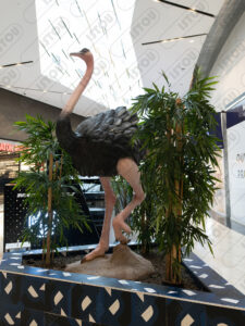 Apportez une touche d'exotisme avec cette statue d'autruche géante ! Une œuvre réaliste parfaite pour la décoration de centres commerciaux et d'espaces thématiques.