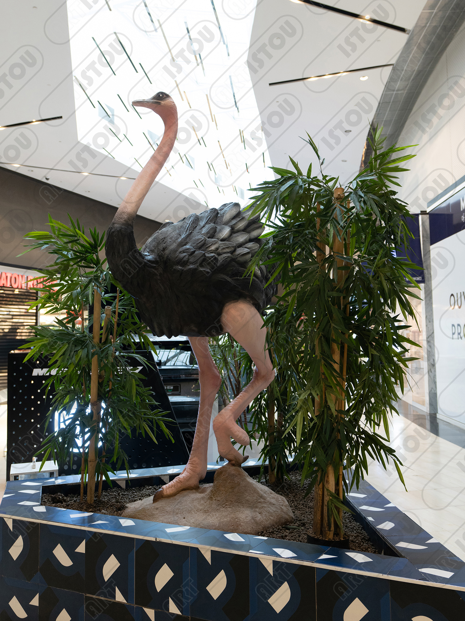 Apportez une touche d'exotisme avec cette statue d'autruche géante ! Une œuvre réaliste parfaite pour la décoration de centres commerciaux et d'espaces thématiques.