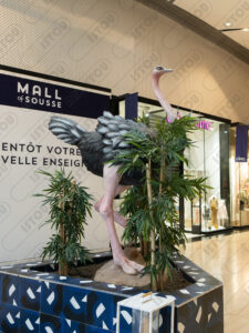 Apportez une touche d'exotisme avec cette statue d'autruche géante ! Une œuvre réaliste parfaite pour la décoration de centres commerciaux et d'espaces thématiques.