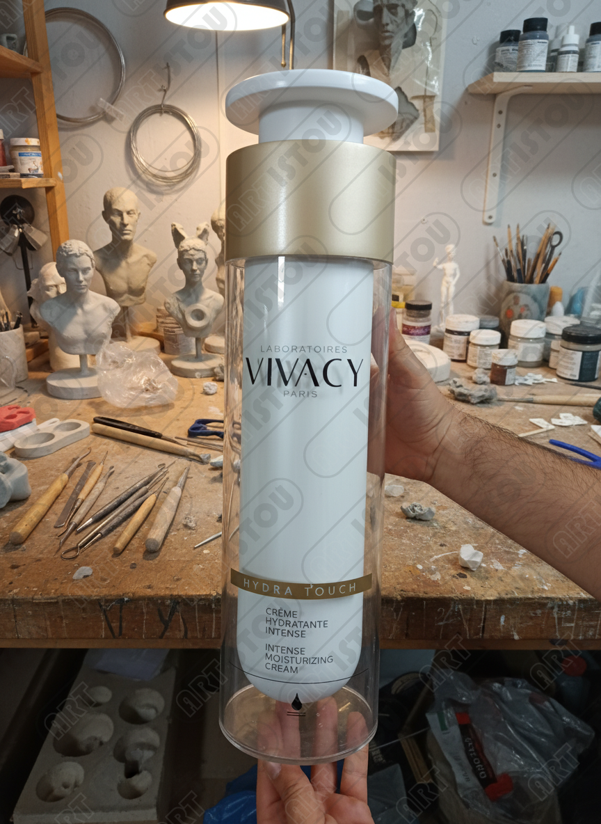 L'élégance cosmétique en sculpture : le flacon Hydra Touch de Vivacy Paris magnifié dans un atelier de création.