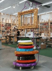 Sublime composition de matériel de couture vintage : fils, boutons et aiguille mis en scène dans un cadre doré. Une image inspirante pour l'artisanat d'art.