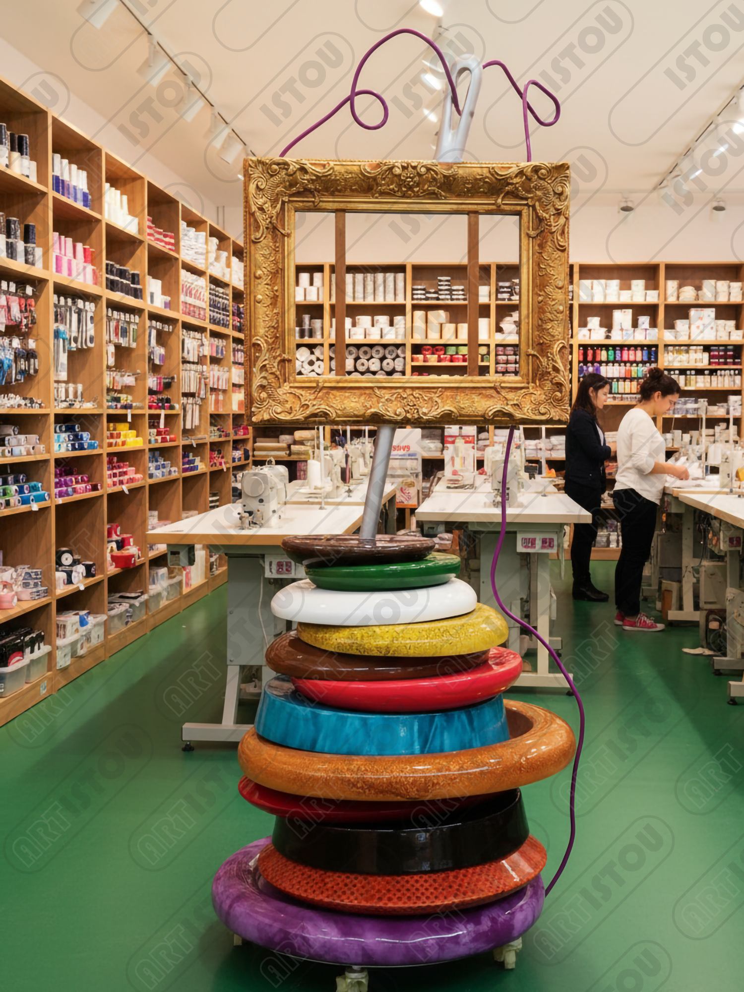 Sublime composition de matériel de couture vintage : fils, boutons et aiguille mis en scène dans un cadre doré. Une image inspirante pour l'artisanat d'art.