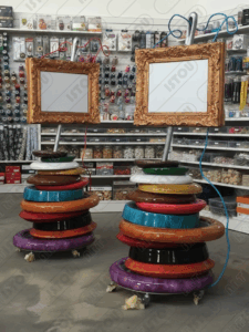 Sublime composition de matériel de couture vintage : fils, boutons et aiguille mis en scène dans un cadre doré. Une image inspirante pour l'artisanat d'art.