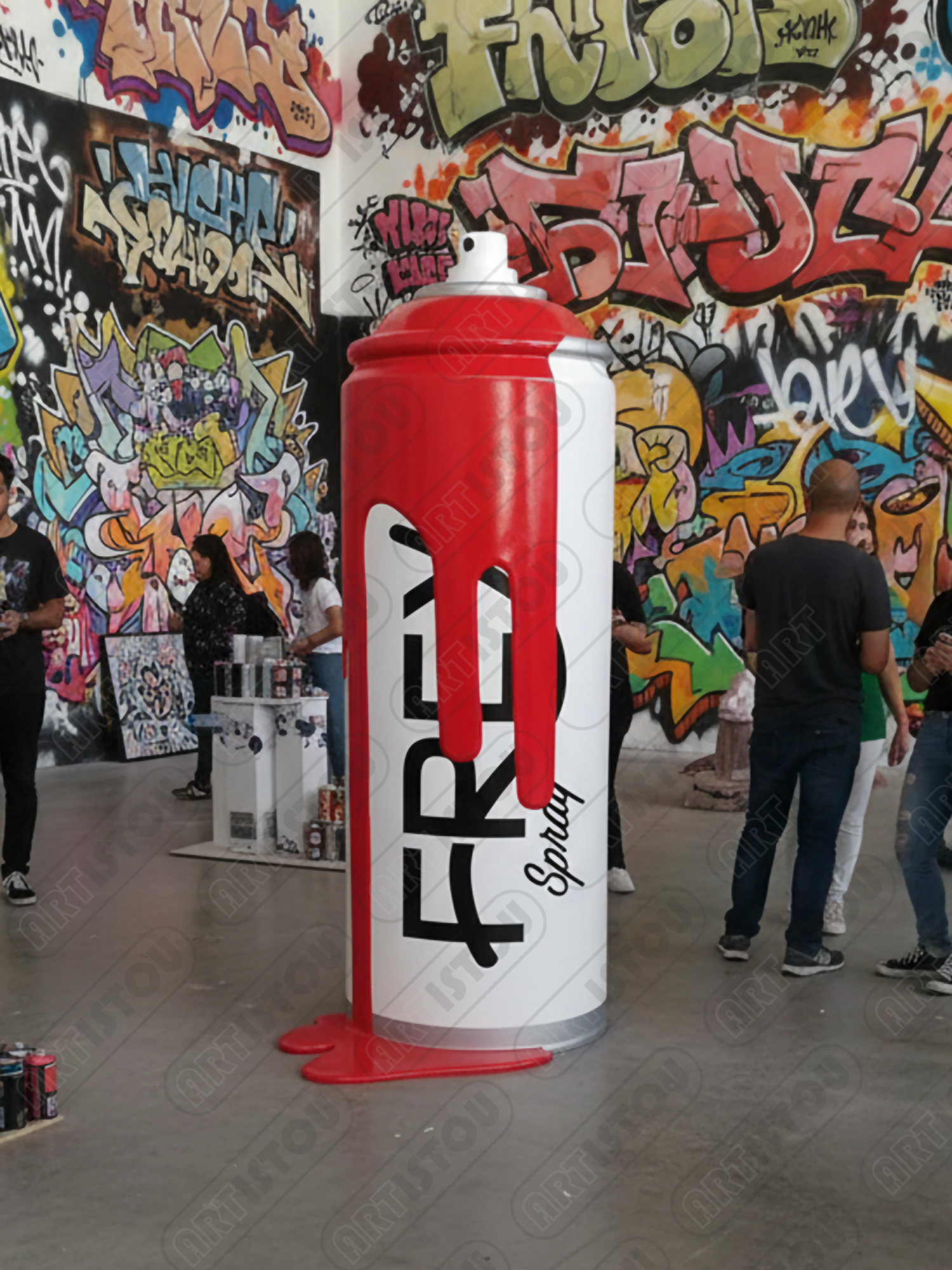 Explorez l'impressionnante sculpture de canette de peinture spray "FRE" ! Un hommage géant à la culture Street Art et à l'art urbain exposé en galerie.