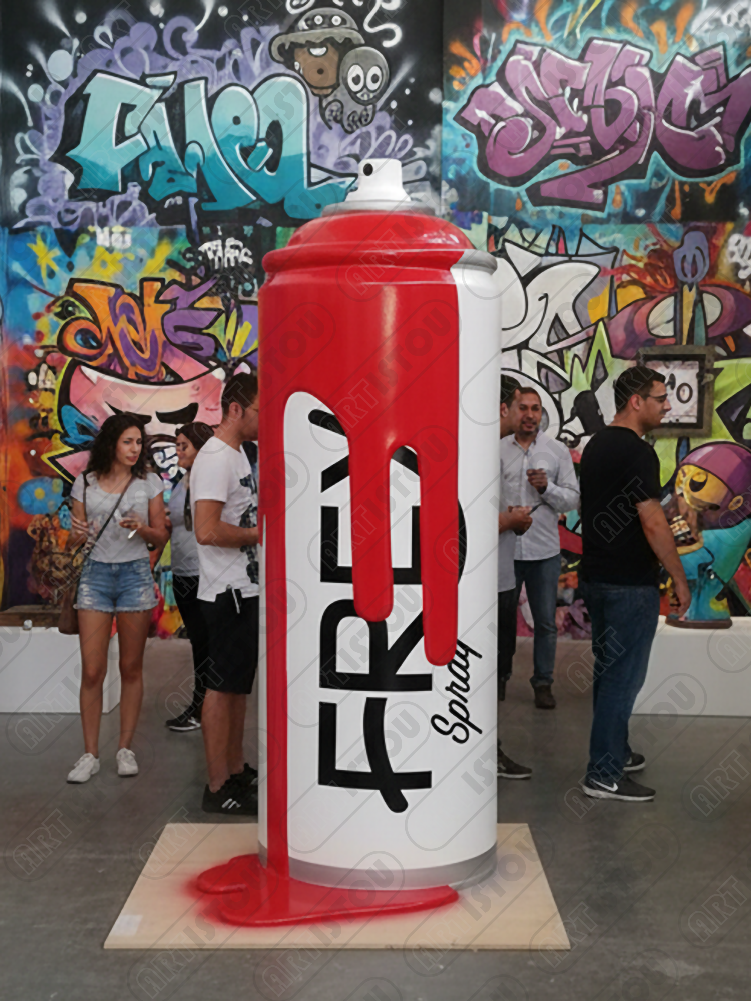 Sculpture géante canette spray Street Art